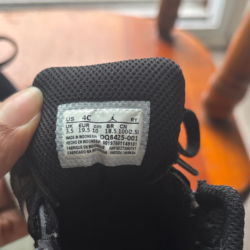 Nike Jordan 1 toddler Black and White High-Top Sneakers NWOT - Picture 4 of 5